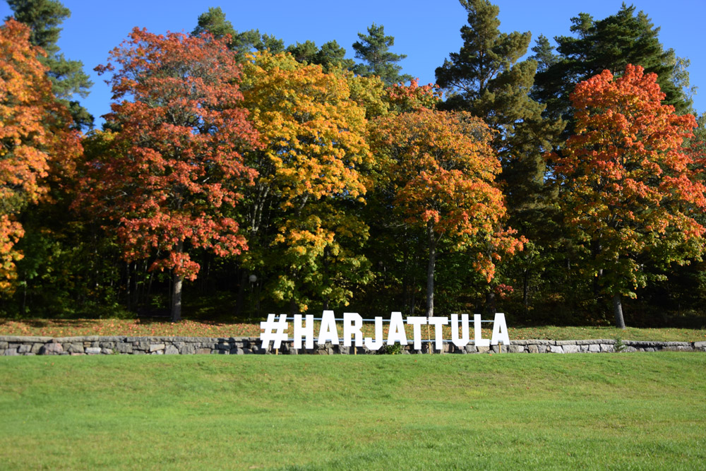 Harjattula kyltti, kesäinen kuva.