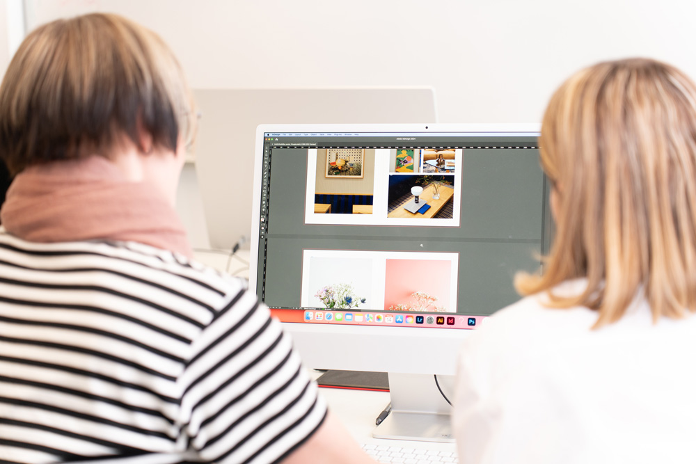 Visual design, kaksi henkilöä tietokoneella.